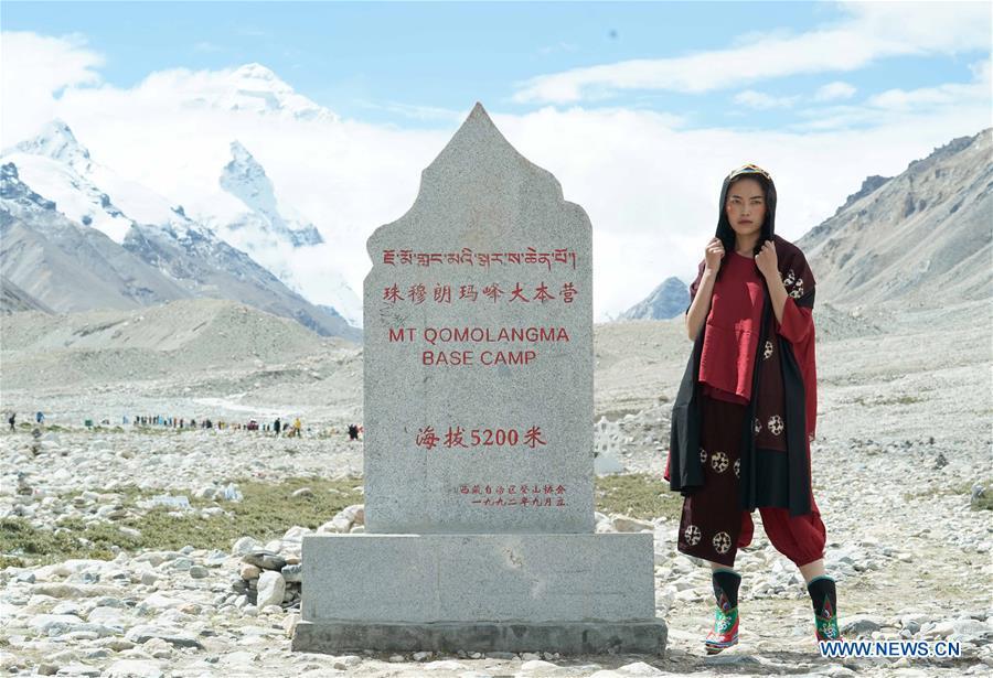 Apresentação de trajes folclóricos realizada a 5.200 metros do Monte Evereste