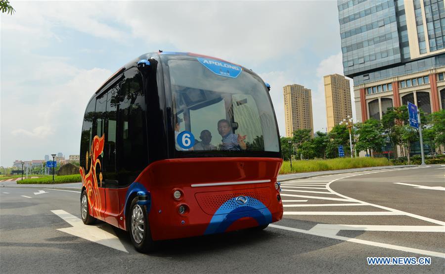 Mini-ônibus autônomo circula pelas ruas em Xiamen