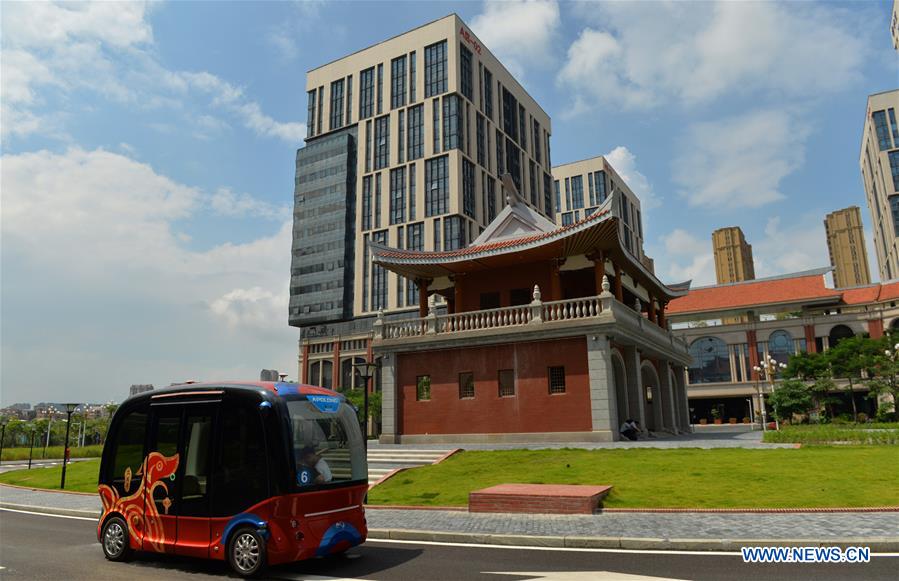 Mini-ônibus autônomo circula pelas ruas em Xiamen