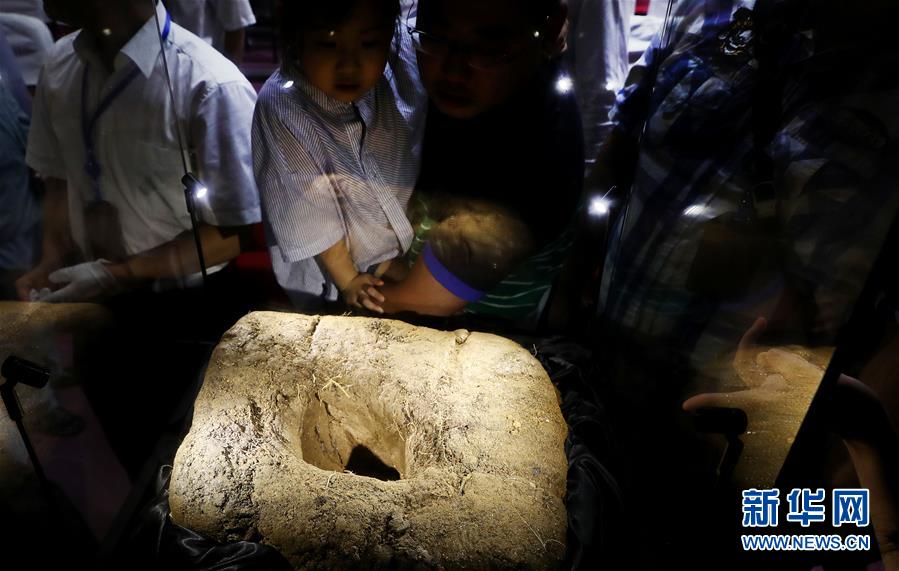 Meteoritos encontrados na província de Yunnan exibidos em Shanghai
