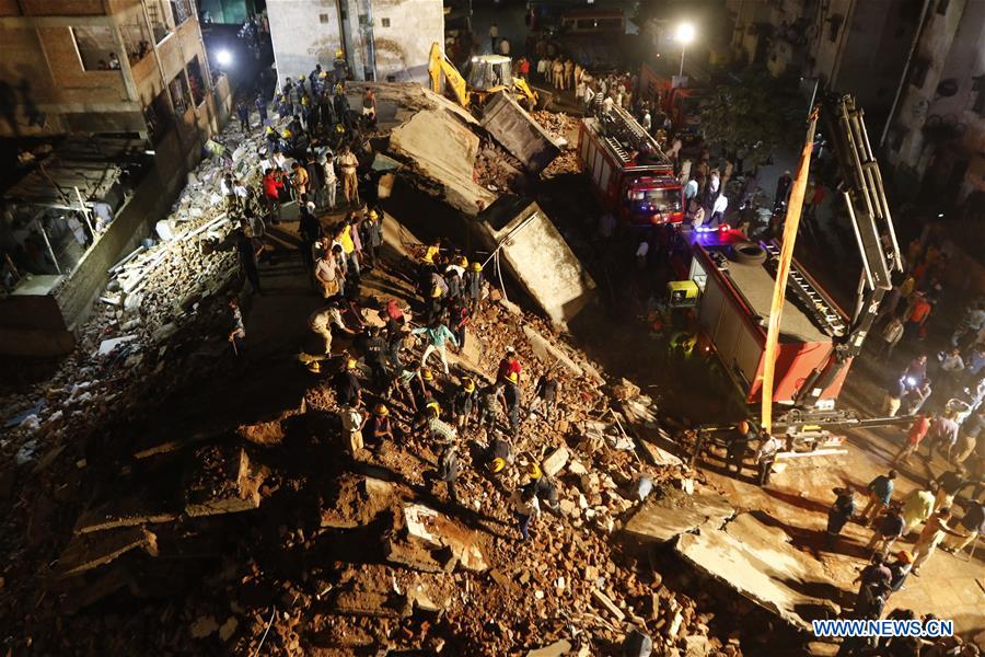 Pelo menos dez pessoas presas nos escombros após colapso de um edifício na Índia