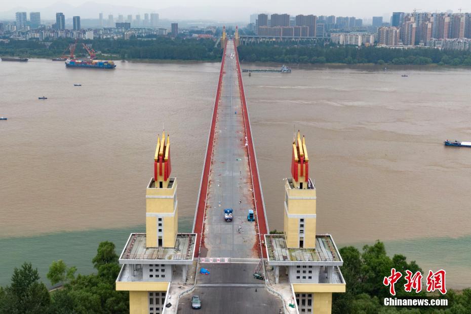 Panorama aéreo: Ponte sobre rio Yangtze em Nanjing após manutenção