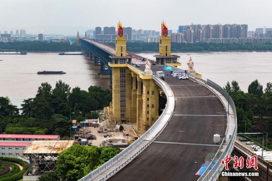 Panorama aéreo: Ponte sobre rio Yangtze em Nanjing após manutenção