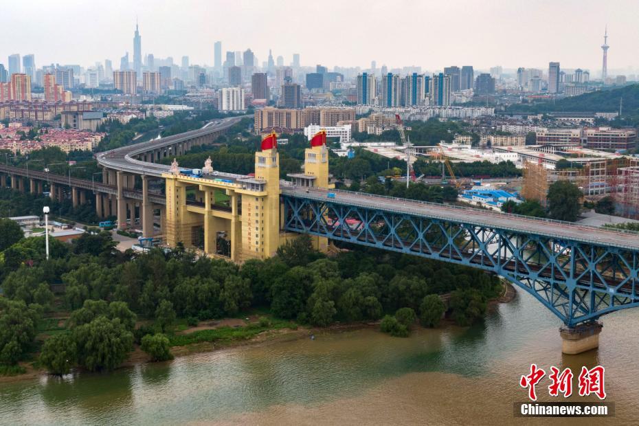 Panorama aéreo: Ponte sobre rio Yangtze em Nanjing após manutenção