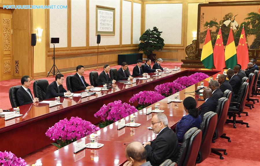 Xi reúne-se com presidente da Guiné