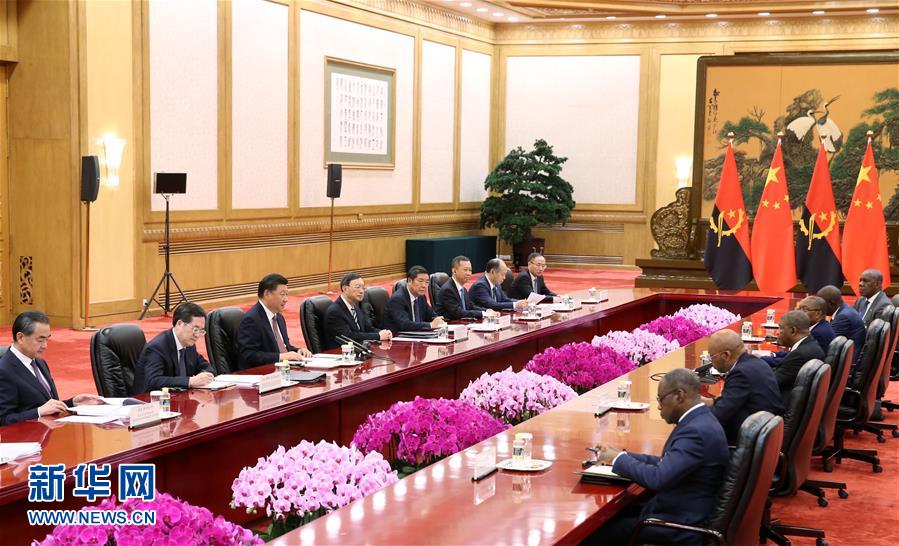 Xi reúne-se com presidente de Angola