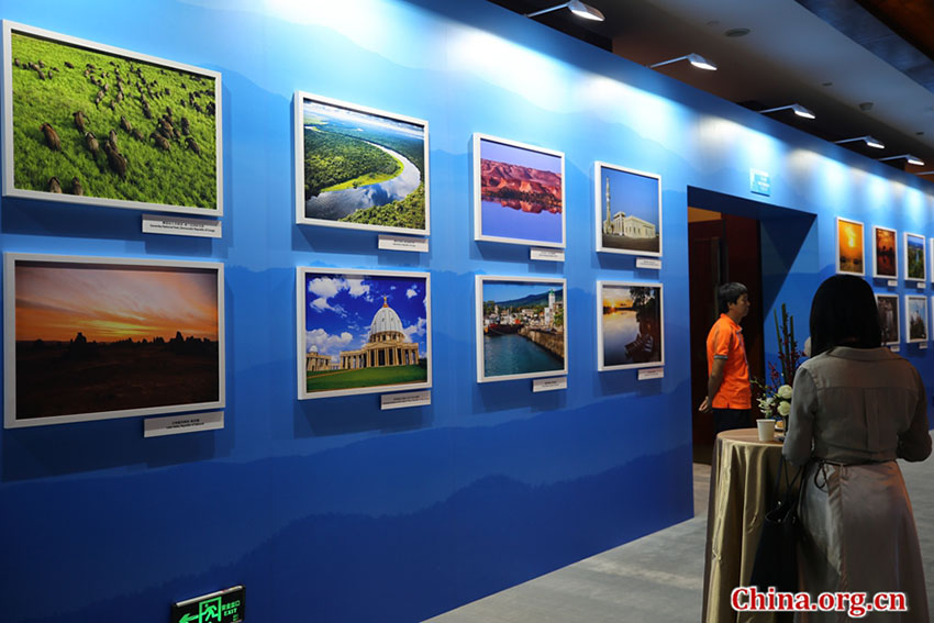 Exibição de fotografias “África a Cores” apresentada no centro de imprensa do FOCAC