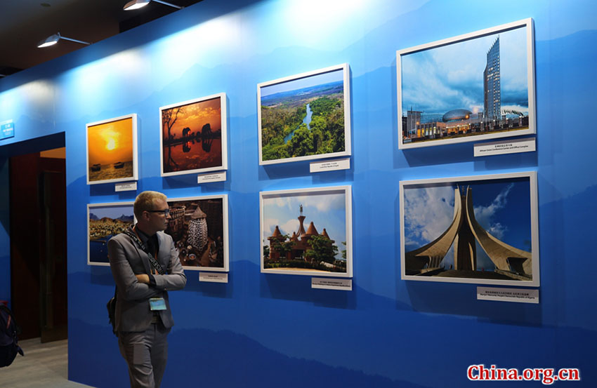 Exibição de fotografias “África a Cores” apresentada no centro de imprensa do FOCAC