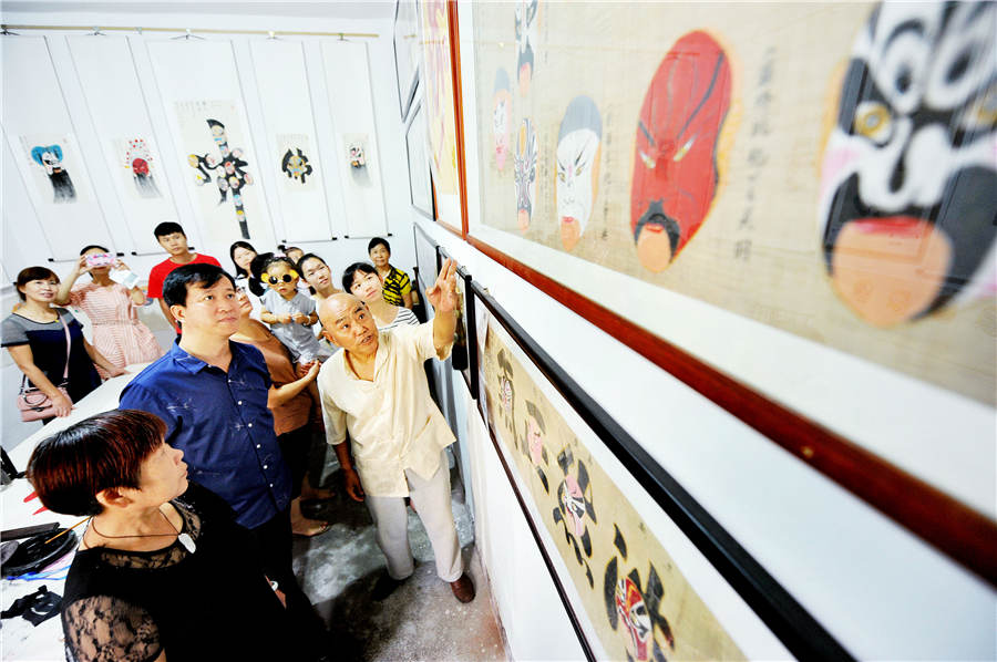 Aposentado cria maior rolo de pintura sobre Ópera de Pequim