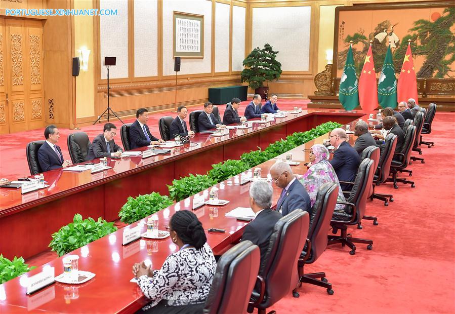 Xi reúne-se com presidente da Comissão da União Africana