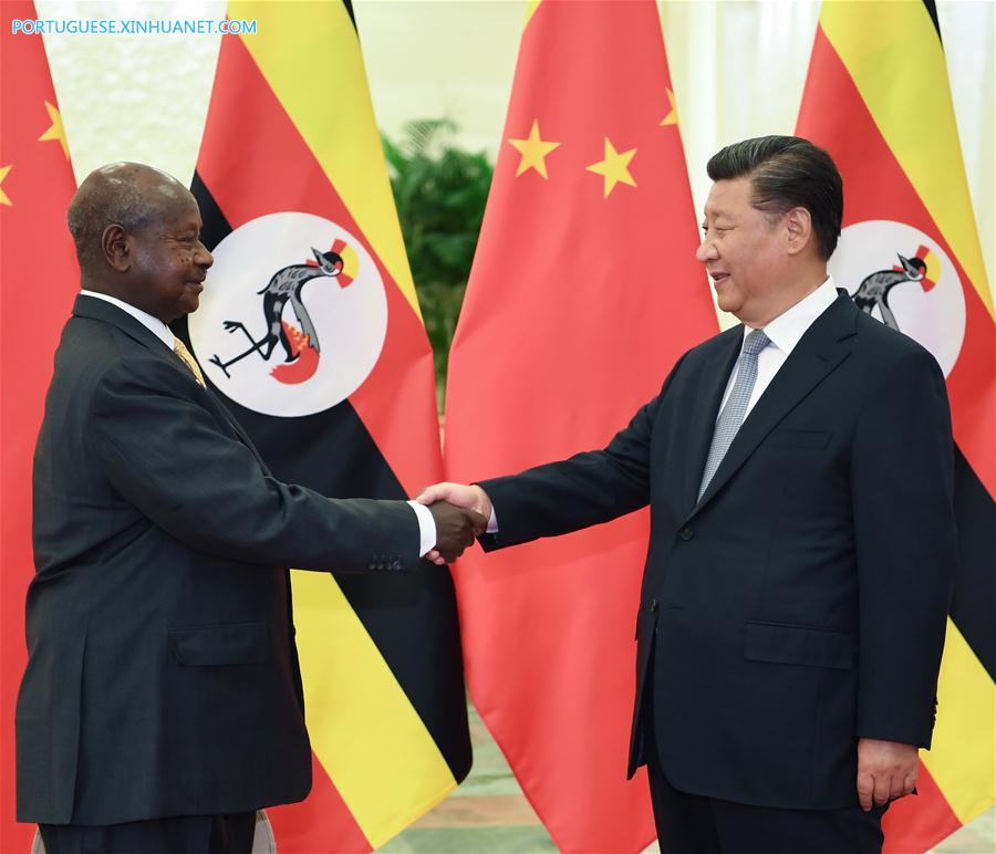 Xi reúne-se com presidente de Uganda
