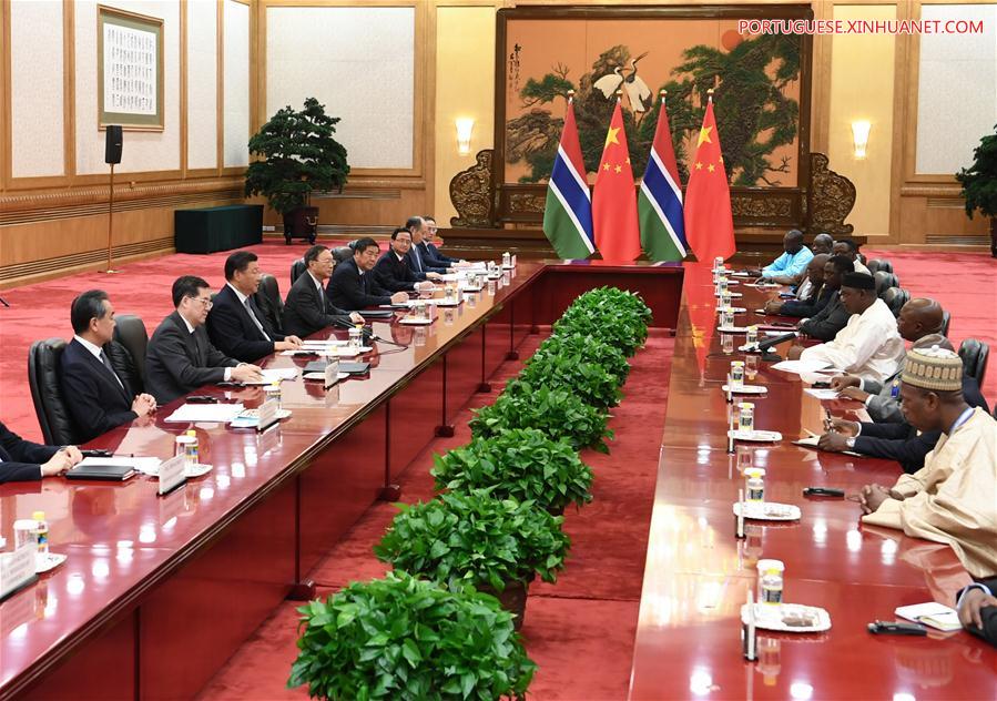 Xi reúne-se com presidente gambiano