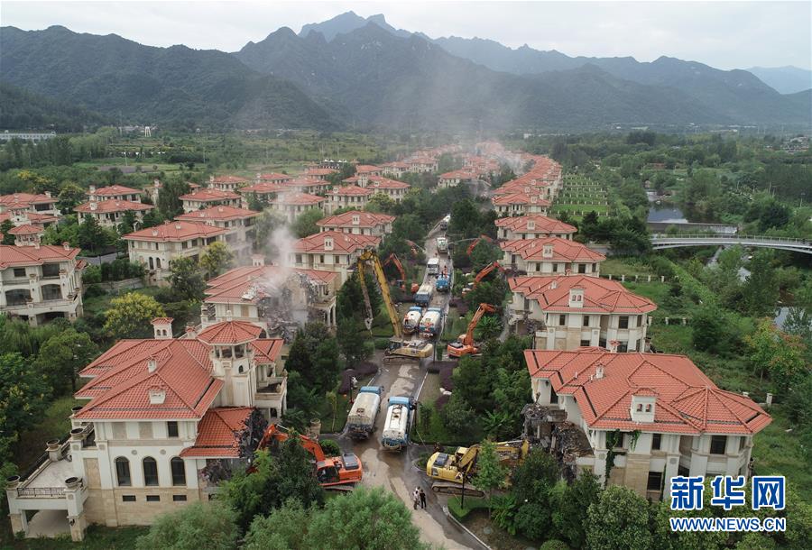 Shaanxi inicia demolição de moradias ilegais perto de montanhas Qinling 