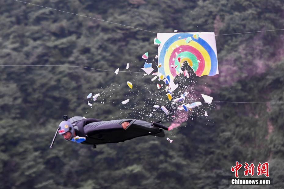 7º Campeonato Mundial de Wingsuit Flying realizado em Zhangjiajie