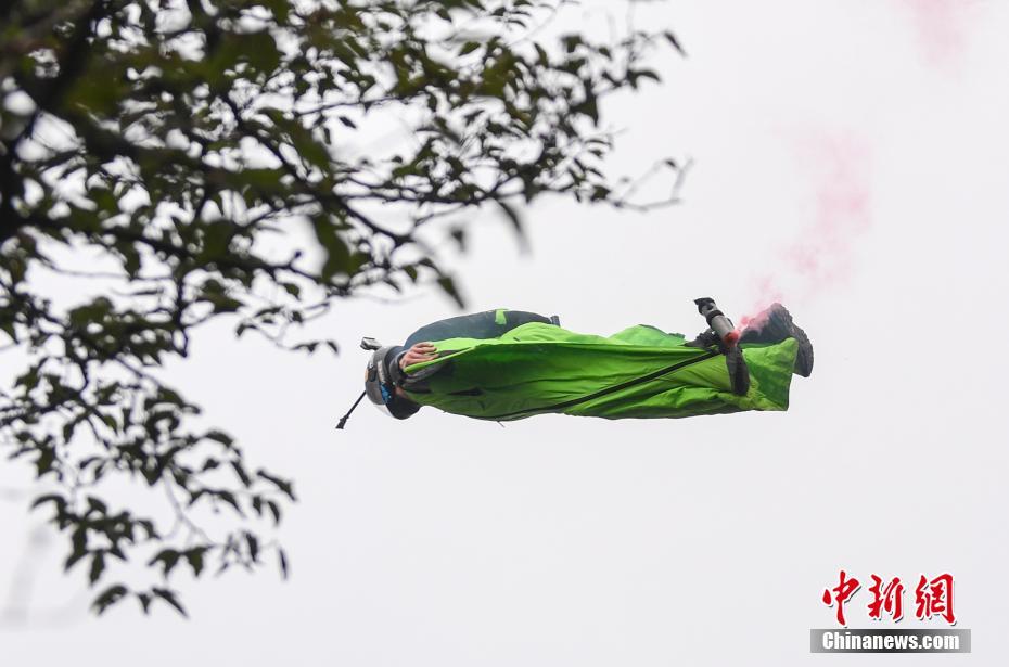 7º Campeonato Mundial de Wingsuit Flying realizado em Zhangjiajie