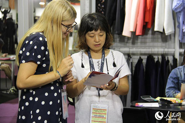 Marcas chinesas atraem atenção internacional na Feira de Têxtil e Vestuário da China em Paris