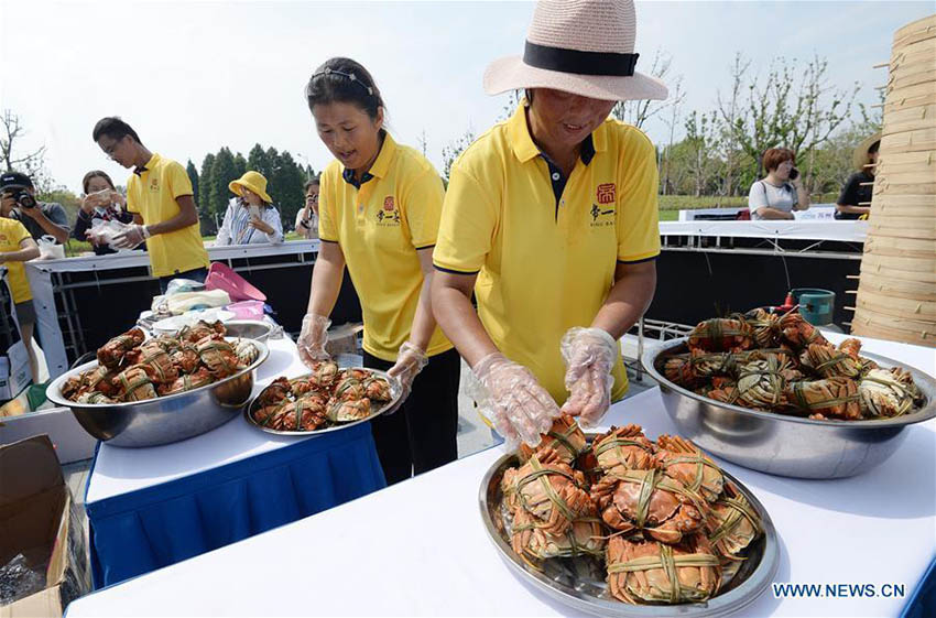 Turistas degustam caranguejos em festival do lago Yangcheng 