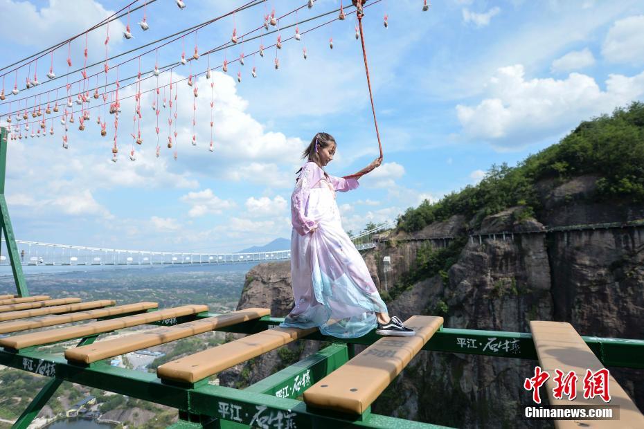 Galeria: Jovens em trajes tradicionais escolhem bolos da lua