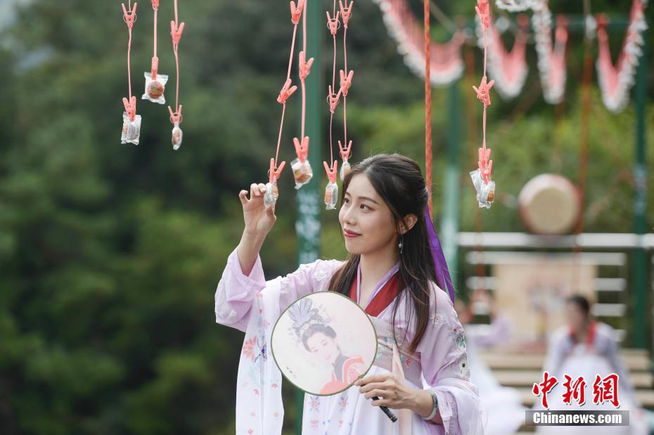 Galeria: Jovens em trajes tradicionais escolhem bolos da lua