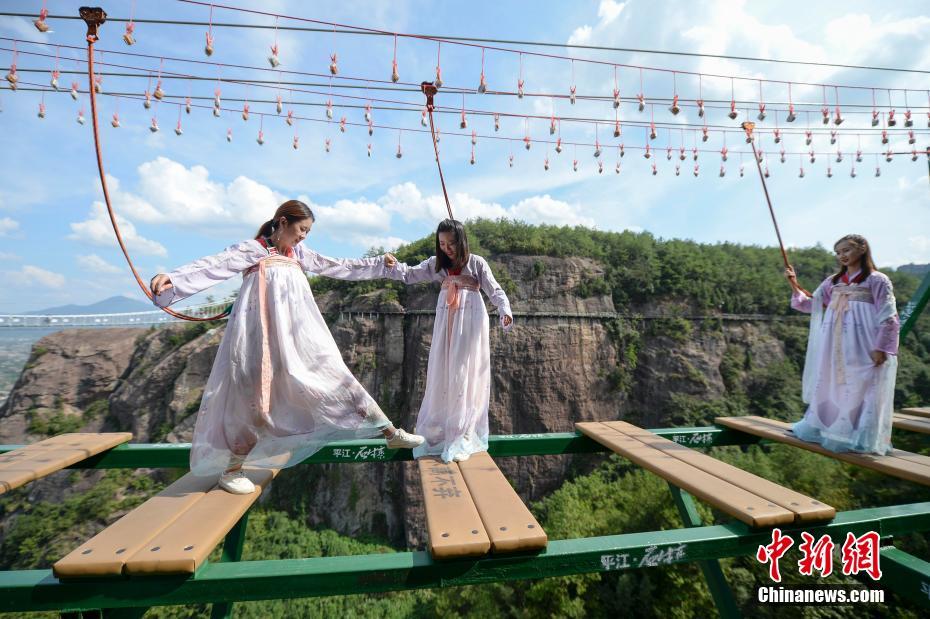 Galeria: Jovens em trajes tradicionais escolhem bolos da lua