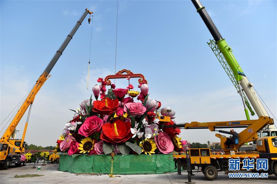 Praça Tian'anmen decorada com flores para o Dia Nacional da China
