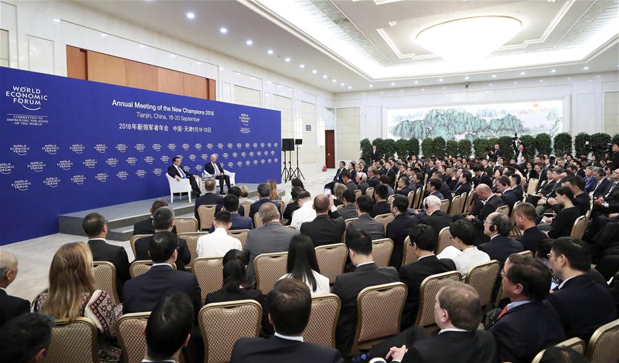 Primeiro-ministro chinês realiza diálogo com participantes do Fórum de Davos de Verão