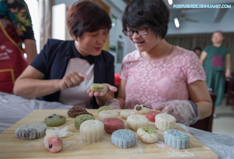 Chineses celebram Festival da Lua fazendo bolos da lua