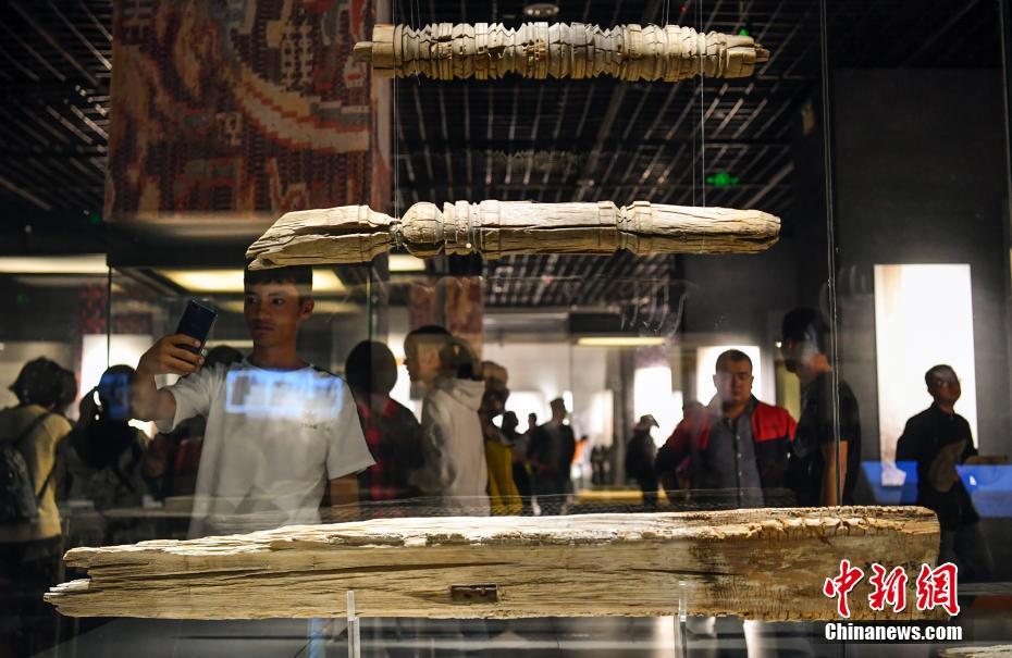 Galeria: Braçadeira da dinastia Han apresentada ao público