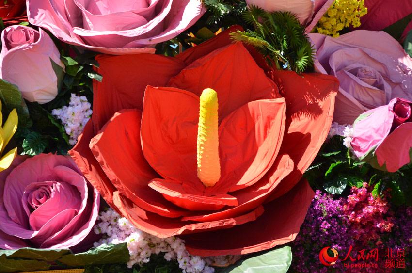 Cesta de flores decora Praça de Tiananmen para celebrar o Dia Nacional