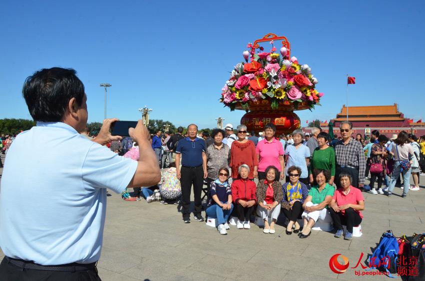 Cesta de flores decora Praça de Tiananmen para celebrar o Dia Nacional