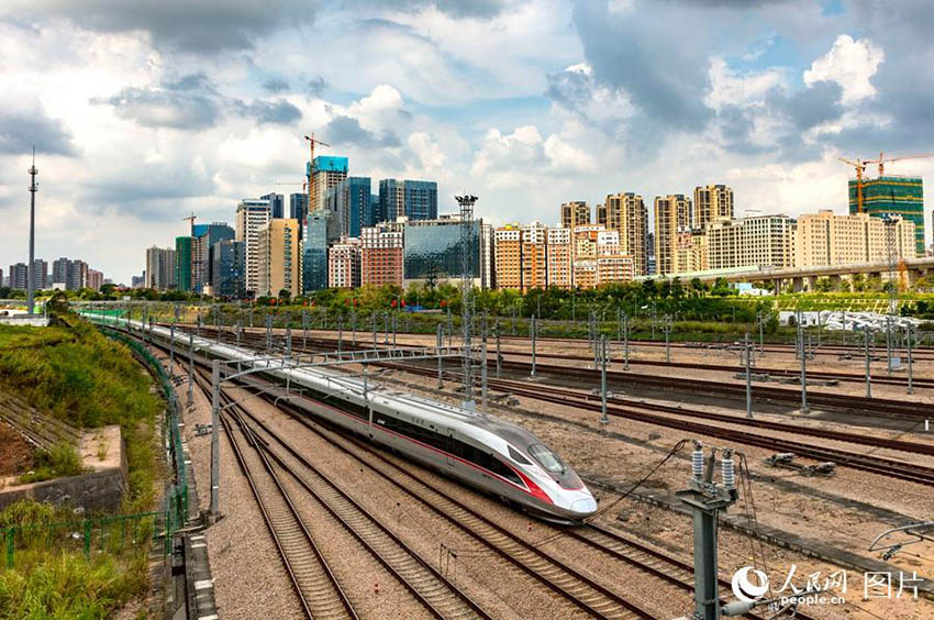 Ferrovia de alta velocidade Guangzhou-Shenzhen-Hong Kong entra em operação plena