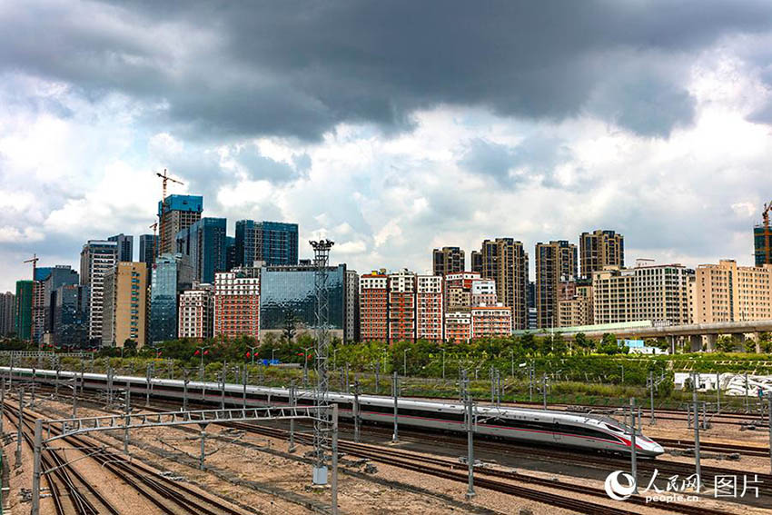 Ferrovia de alta velocidade Guangzhou-Shenzhen-Hong Kong entra em operação plena