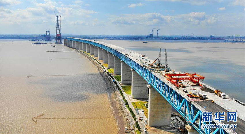 Galeria: Trabalhadores asfaltam superfície da Ponte Ferroviária Shanghai-Nantong