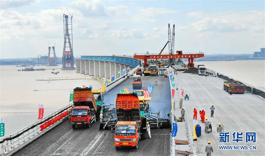 Galeria: Trabalhadores asfaltam superfície da Ponte Ferroviária Shanghai-Nantong