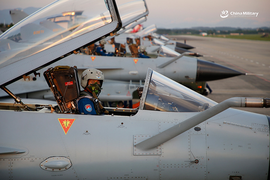 Caças J-10 participam de treinamento de voo durante 24 horas