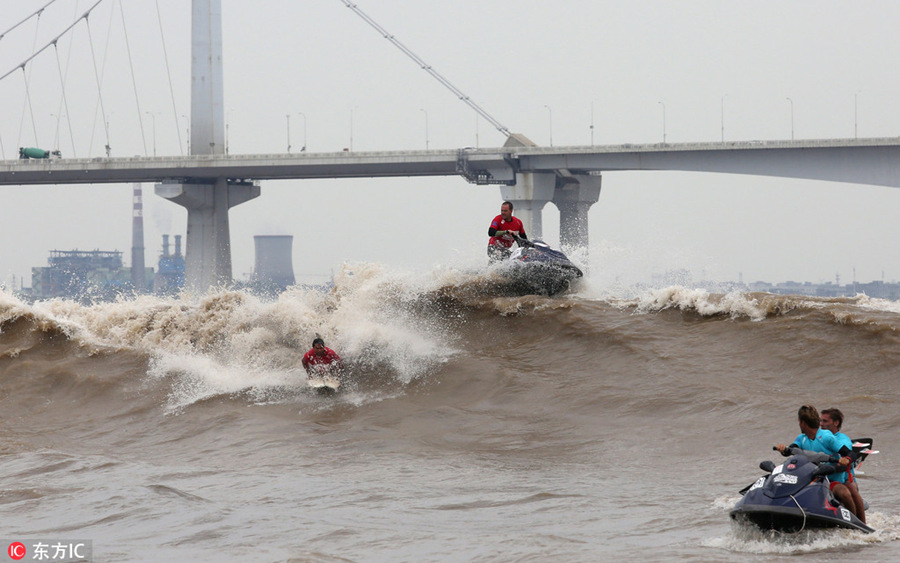 Galeria: Centenas de surfistas participam em competição no rio Qiantang