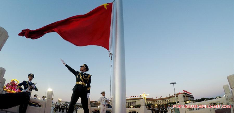 Cerimônia de hasteamento da bandeira celebra Dia Nacional em Beijing