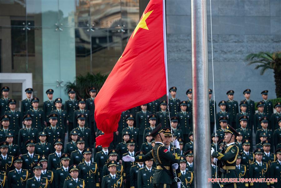 Guarnição em Macau do Exército de Libertação do Povo Chinês realiza cerimônia de hasteamento da bandeira nacional