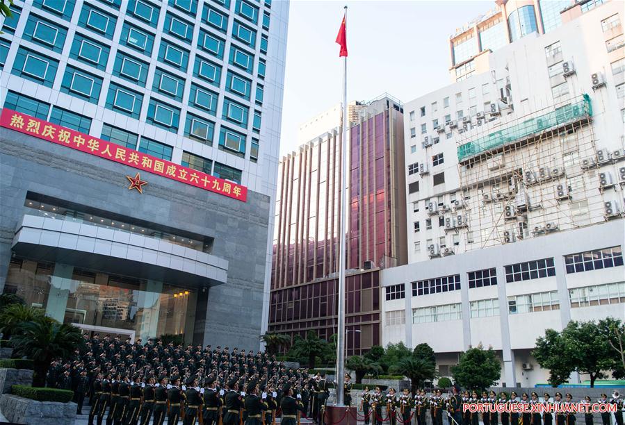Guarnição em Macau do Exército de Libertação do Povo Chinês realiza cerimônia de hasteamento da bandeira nacional