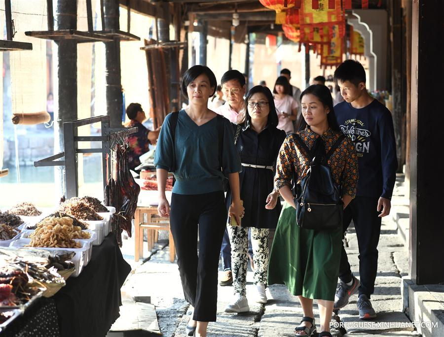 Turistas visitam antiga cidade de Anchang em Zhejiang durante feriado nacional