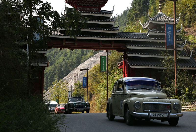 Carros antigos em viagem épica chegam à China