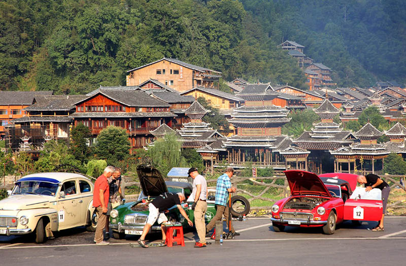 Carros antigos em viagem épica chegam à China