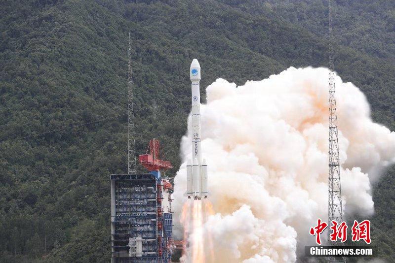  China realiza com sucesso lançamento de satélites Beidou