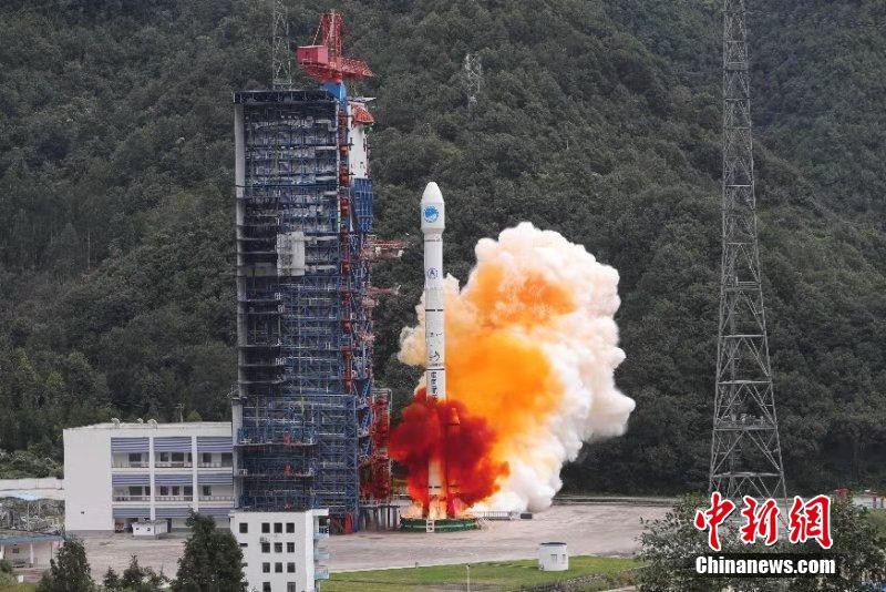  China realiza com sucesso lançamento de satélites Beidou