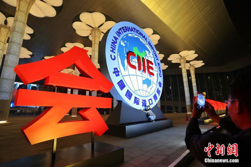 Iluminação temática da primeira CIIE entra na fase final de testes