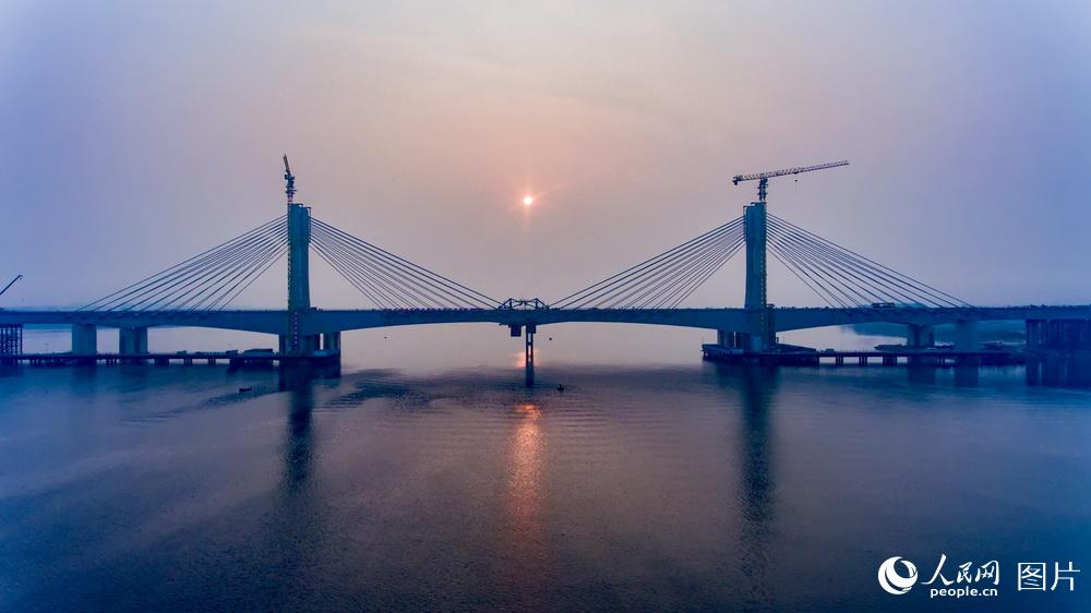 Concluída estrutura principal da ponte ferroviária sobre o rio Hanjiang