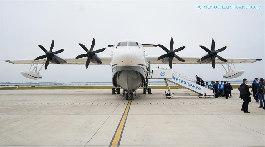 Grande avião anfíbio de fabricação chinesa completa primeira decolagem nas águas
