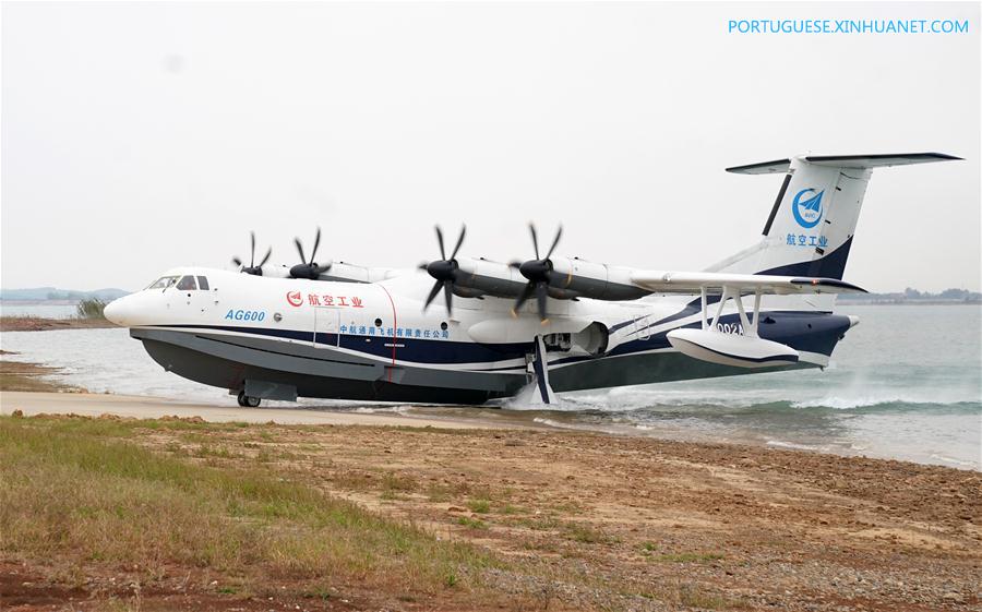 Grande avião anfíbio de fabricação chinesa completa primeira decolagem nas águas