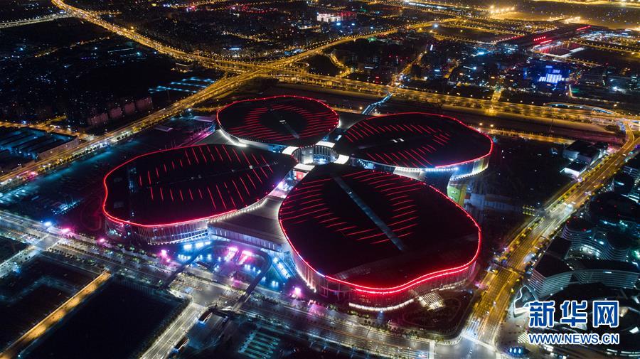 Galeria: Panorama noturno do Centro Nacional de ExibiÃ§Ãµes e ConvenÃ§Ãµes de Shanghai