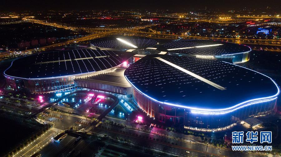Galeria: Panorama noturno do Centro Nacional de Exibições e Convenções de Shanghai